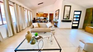 Posezení v ubytování Modern 2 Bed Retreat in Ajijic - Unbeatable Location -Patio-Gym-Pickleball Court