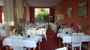 Reštaurácia alebo iné gastronomické zariadenie v ubytovaní Le Tronçais