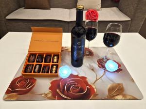 ein Tisch mit zwei Weingläsern und einer Schachtel Rosen. in der Unterkunft Hotel Thesoom Forest in Yongin + 52 Fotos