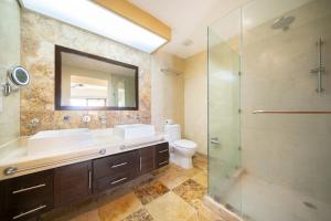 Koupelna v ubytování Luxury beachfront Condo with 3 Bedrooms & Ocean View - El Faro Residences - Reef 301