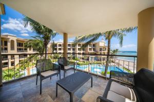 Bazén v ubytování Luxury beachfront Condo with 3 Bedrooms & Ocean View - El Faro Residences - Reef 301 nebo v jeho okolí