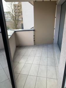 Una habitación vacía con suelo de baldosas y una ventana. en Your Home 14, en Košice