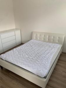 Cama blanca en habitación con pared blanca en Your Home 14, en Košice