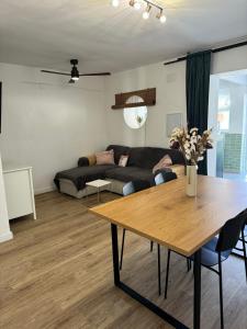 ein Wohnzimmer mit Tisch und Couch in der Unterkunft Casa Limon in Cartagena