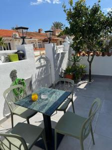 einen Tisch und Stühle auf einer Terrasse mit Zitrone drauf in der Unterkunft Casa Limon in Cartagena + 29 Fotos