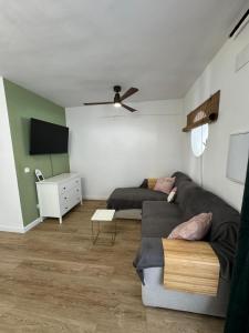 ein Wohnzimmer mit Couch und Flachbildfernseher in der Unterkunft Casa Limon in Cartagena