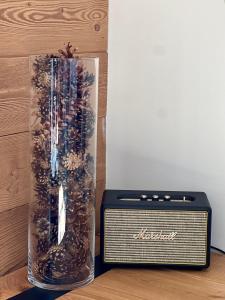 a glass vase and a radio on a table at Chalet Cimebleu SPA & Sauna in Basse-sur-le-Rupt