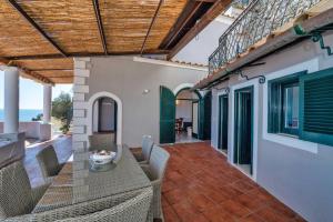 コンカ・デイ・マリーニにあるVilla Cerasellaのテーブルと椅子のある屋外パティオ