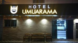 budynek z napisem "hotel univarma" w obiekcie HOTEL UMUARAMA Aparecida SP w mieście Aparecida