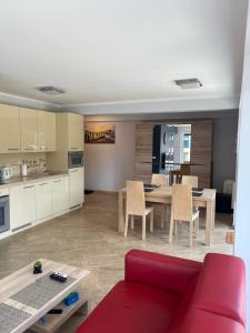 Η κουζίνα ή μικρή κουζίνα στο Apartamenty Amon Darłówek Emilia Strupiechowska