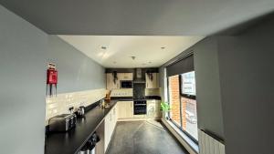 ニューカッスル・アポン・タインにあるModern Central Apartment with Views of the Quayside Sleep 8 Free Parkingのシンクとカウンタートップのあるキッチン