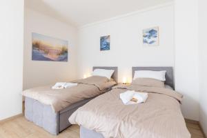 two beds sitting next to each other in a bedroom at Bahnhof Altstadt Stilvolles 85 qm Apartment mit Smart-TV in Osnabrück