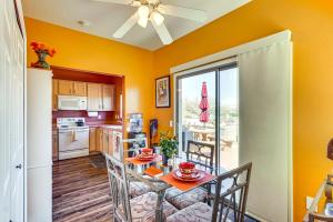 Кухня или мини-кухня в Mtn-View Oasis with Pool Access in Green Valley!
