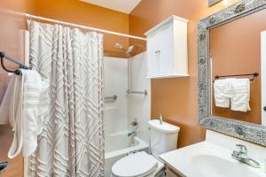 Ванная комната в Mtn-View Oasis with Pool Access in Green Valley!