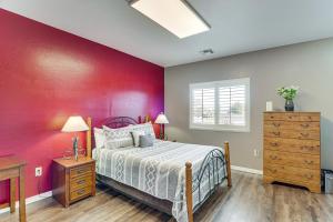 Кровать или кровати в номере Mtn-View Oasis with Pool Access in Green Valley!