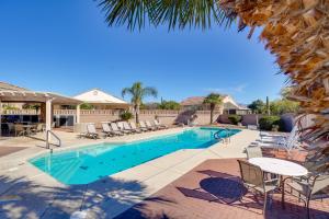 basen z krzesłami i stołami oraz palmą w obiekcie Mtn-View Oasis with Pool Access in Green Valley! w mieście Green Valley