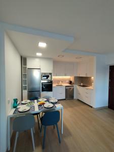 a kitchen with a table and chairs in a room at Casa dos Búzios - 1-bedroom apartment with sea view in Armação de Pêra