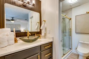 アトランタにあるNear GICC and ATL Airport Modern Townhome!の洗面台と鏡のあるバスルーム +18枚の写真