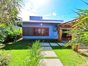une maison avec une pelouse verte devant dans l'établissement Dreamhouse - Próximo ao Beach Park - Próximo a praia, à Aquiraz