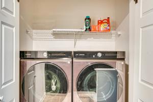 アトランタにあるNear GICC and ATL Airport Modern Townhome!の洗濯機、乾燥機(ランドリールーム内)