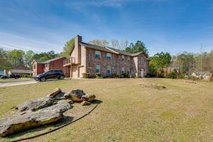 アトランタにあるNear GICC and ATL Airport Modern Townhome!の大岩の家