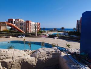 Marsa AlamOyster Bay Beach Suites k5-11的一个带游泳池和游乐场的度假胜地