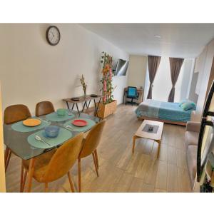 una sala de estar con una mesa y un sofá en Bella Suit en La Candelaria en el corazón de Bogotá - Centro Histórico, en Bogotá