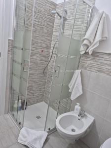 un bagno con doccia, WC e lavandino di Beach Rooms 2 Self Check-in ad Alghero