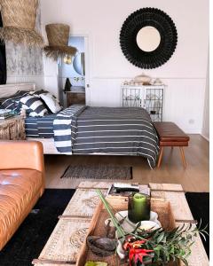 una camera con letto, tavolo e divano di Studio 34 - Nelson Bay a Nelson Bay