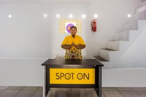 Un homme assis au sommet d'un podium dans l'établissement OYO 2277 Lulu Homes, à Makassar