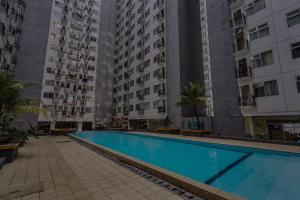 Πισίνα στο ή κοντά στο OYO Life 92649 Jarrdin Apartment By Glory