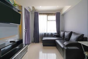 Χώρος καθιστικού στο OYO Life 92649 Jarrdin Apartment By Glory