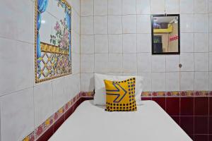 Postel nebo postele na pokoji v ubytování OYO Life 92651 Meir E-homestay Syariah