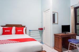 OYO 93695 Guest House Riharti Syariah客房内的一张或多张床位