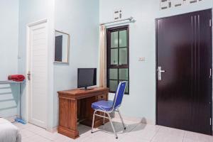 OYO 93695 Guest House Riharti Syariah的电视和/或娱乐中心