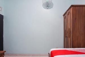 OYO 93695 Guest House Riharti Syariah客房内的一张或多张床位