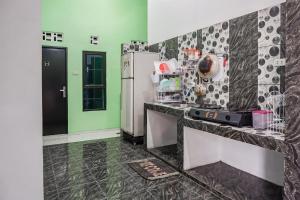 OYO 93695 Guest House Riharti Syariah的厨房或小厨房