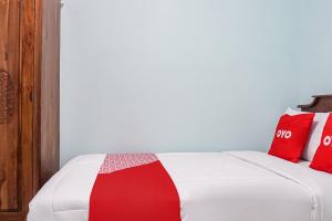 OYO 93695 Guest House Riharti Syariah客房内的一张或多张床位