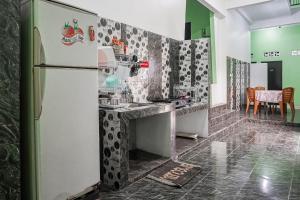 OYO 93695 Guest House Riharti Syariah的厨房或小厨房