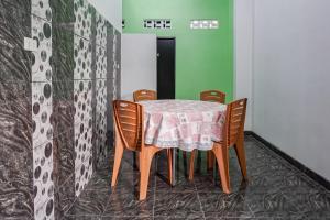 班达楠榜OYO 93695 Guest House Riharti Syariah的相册照片