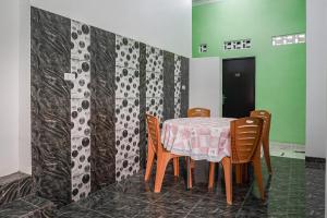 班达楠榜OYO 93695 Guest House Riharti Syariah的相册照片