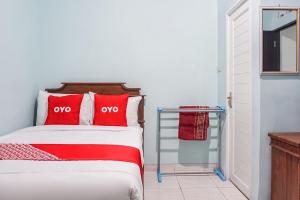 OYO 93695 Guest House Riharti Syariah客房内的一张或多张床位