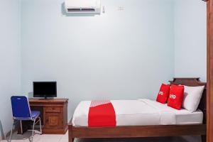 OYO 93695 Guest House Riharti Syariah客房内的一张或多张床位