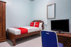 OYO 93695 Guest House Riharti Syariah客房内的一张或多张床位