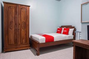 OYO 93695 Guest House Riharti Syariah客房内的一张或多张床位