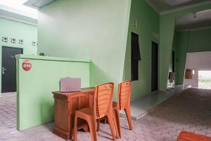 OYO 93695 Guest House Riharti Syariah的休息区