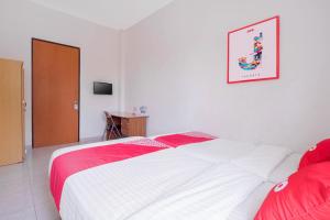 Postel nebo postele na pokoji v ubytování SUPER OYO 866 Idola Residence