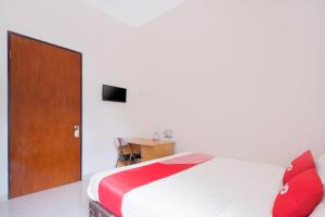 Postel nebo postele na pokoji v ubytování SUPER OYO 866 Idola Residence