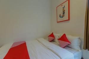 Postel nebo postele na pokoji v ubytování SUPER OYO 866 Idola Residence
