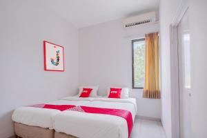 Postel nebo postele na pokoji v ubytování SUPER OYO 866 Idola Residence